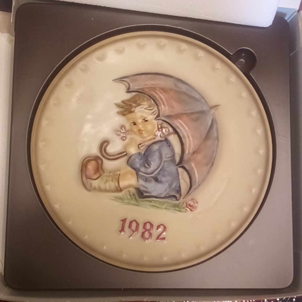 M.J. HUMMEL 1982 - Picture 2 of 3